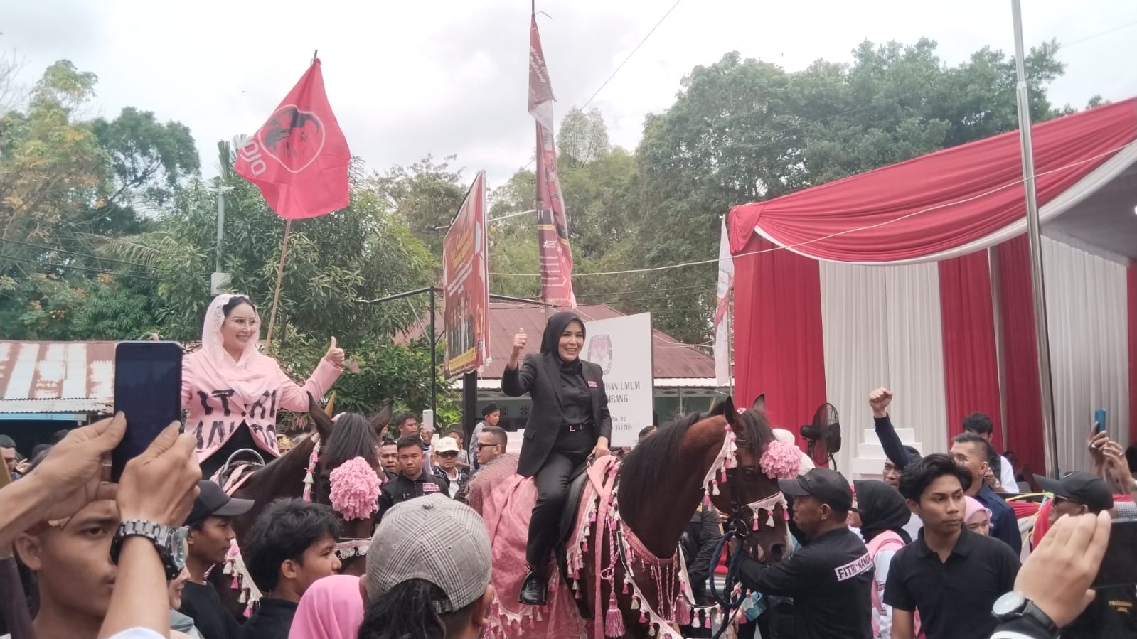 Cawako Palembang, Fitriani dan pasangannya menunggang kuda saat mendaftar di KPU Palembang, Ravu (28/8/2024). Foto: Sumselheadline/Pitria.