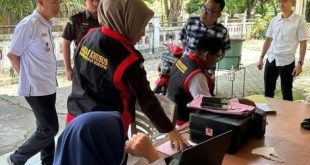 Penyidik Kejari Muba menggeledah rumah Plt Kadis PMD Muba, RC di Kota Sekayu, Kamis (1/89/2024), Foto: Dok Kejari Muba.