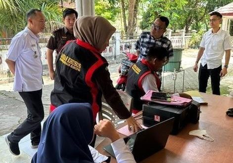 Penyidik Kejari Muba menggeledah rumah Plt Kadis PMD Muba, RC di Kota Sekayu, Kamis (1/89/2024), Foto: Dok Kejari Muba.