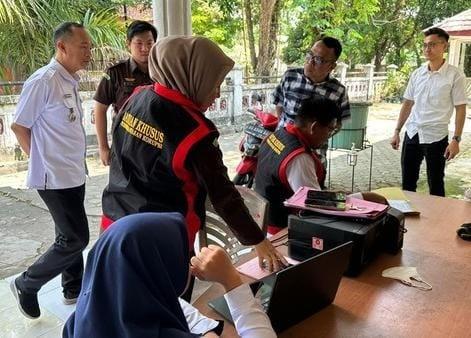 Penyidik Kejari Muba menggeledah rumah Plt Kadis PMD Muba, RC di Kota Sekayu, Kamis (1/89/2024), Foto: Dok Kejari Muba.