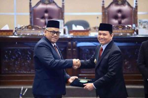 Wakil Ketua DPRD Sumsel, Giri dan Pj Gubernur Sumsel, Elen Setiadi bersalama usai menandatangani KUA PPAS Perubahan 2024, Jumat (23/8/2024). Foto: Humas Pemprov Sumsel.