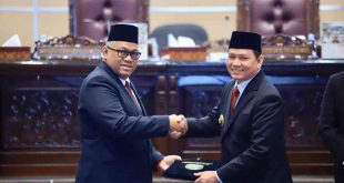 Wakil Ketua DPRD Sumsel, Giri dan Pj Gubernur Sumsel, Elen Setiadi bersalama usai menandatangani KUA PPAS Perubahan 2024, Jumat (23/8/2024). Foto: Humas Pemprov Sumsel.