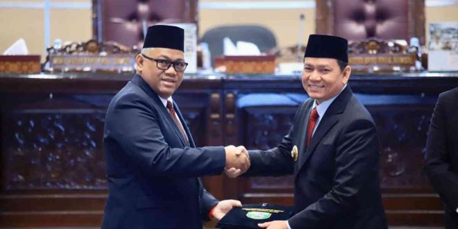 Wakil Ketua DPRD Sumsel, Giri dan Pj Gubernur Sumsel, Elen Setiadi bersalama usai menandatangani KUA PPAS Perubahan 2024, Jumat (23/8/2024). Foto: Humas Pemprov Sumsel.