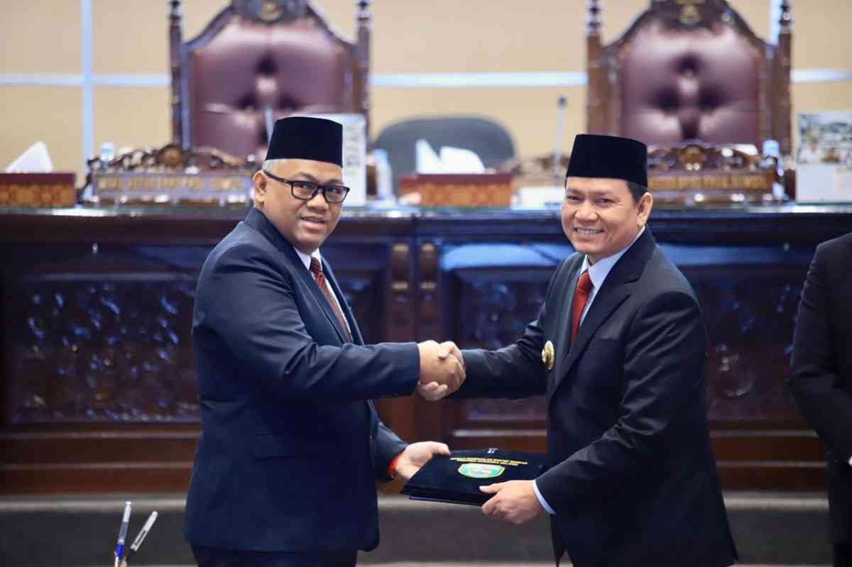Wakil Ketua DPRD Sumsel, Giri dan Pj Gubernur Sumsel, Elen Setiadi bersalama usai menandatangani KUA PPAS Perubahan 2024, Jumat (23/8/2024). Foto: Humas Pemprov Sumsel.