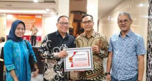 Pj Bupati Muba, Sandi Fahlepi menerima penghargaan sebagai tokoh inspirasi 2024 dari Harian Radar Palembang, Jumat (23/8/2024). Foto: Kominfo Muba.