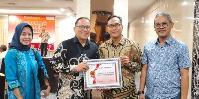 Pj Bupati Muba, Sandi Fahlepi menerima penghargaan sebagai tokoh inspirasi 2024 dari Harian Radar Palembang, Jumat (23/8/2024). Foto: Kominfo Muba.