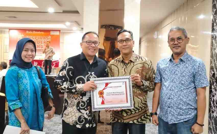 Pj Bupati Muba, Sandi Fahlepi menerima penghargaan sebagai tokoh inspirasi 2024 dari Harian Radar Palembang, Jumat (23/8/2024). Foto: Kominfo Muba.