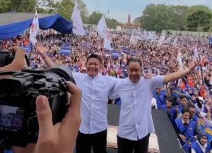 Herman dan Cik Ujang bersama tim pemenangan saat deklarasi di JSC Palembang, Selasa (27/8/2024). Foto: Tim HDCU.