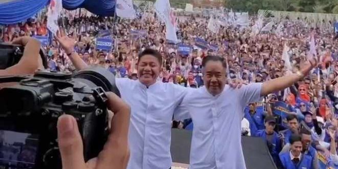 Herman dan Cik Ujang bersama tim pemenangan saat deklarasi di JSC Palembang, Selasa (27/8/2024). Foto: Tim HDCU.