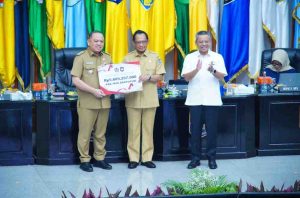Pj Bupati Muba, Sandi Fahlepi menerima insentif fiskal dar Mendagri karena dinilai berhasil mengendalikan inflasi, Senin (5/8/2024). Foto: Kominfo Muba.