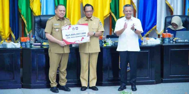 Pj Bupati Muba, Sandi Fahlepi menerima insentif fiskal dar Mendagri karena dinilai berhasil mengendalikan inflasi, Senin (5/8/2024). Foto: Kominfo Muba.