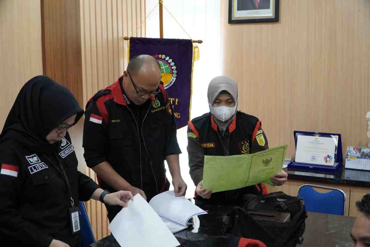 Tim penyidi Kejati Sumsel menggeledah kantor BPN Palembang dan Bapenda dalam serangkaian penyidikan kasus Yayasan Batanghari Sembilan di Jalan Mayor Ruslan Kota Palembang, Rabu (14/8/2024). Foto: Sumselheadline/Ela.