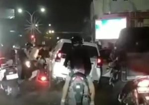 Mobil Avanza yang menabrak empat pengendara motor di simpang RS Charitas Palembang, Sabtu (17/8/2024) malam. Foto: screenshot medsos.