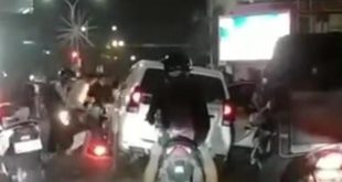Mobil Avanza yang menabrak empat pengendara motor di simpang RS Charitas Palembang, Sabtu (17/8/2024) malam. Foto: screenshot medsos.