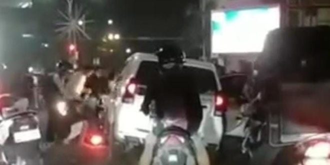 Mobil Avanza yang menabrak empat pengendara motor di simpang RS Charitas Palembang, Sabtu (17/8/2024) malam. Foto: screenshot medsos.