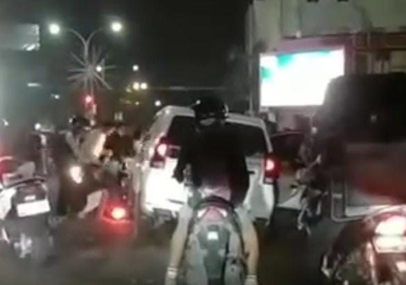Mobil Avanza yang menabrak empat pengendara motor di simpang RS Charitas Palembang, Sabtu (17/8/2024) malam. Foto: screenshot medsos.