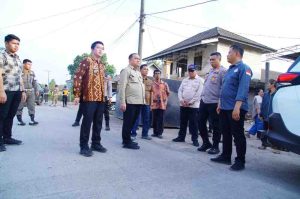 Pj Bupati Muba, Sandi Fahlepi meninjau proyek pembangunan jalan desa Bruge dan Sugiraya Kecamatan Babat Toman. Foto: Kominfo Muba.