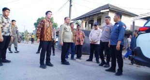Pj Bupati Muba, Sandi Fahlepi meninjau proyek pembangunan jalan desa Bruge dan Sugiraya Kecamatan Babat Toman. Foto: Kominfo Muba.