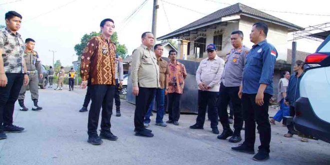 Pj Bupati Muba, Sandi Fahlepi meninjau proyek pembangunan jalan desa Bruge dan Sugiraya Kecamatan Babat Toman. Foto: Kominfo Muba.