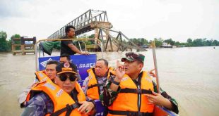 Pj Bupati Muba, Sandi Fahlepi meninjau Jembatan Lalan yang ambruk, Minggu (19/8/2024). Foto: Kominfo Muba.