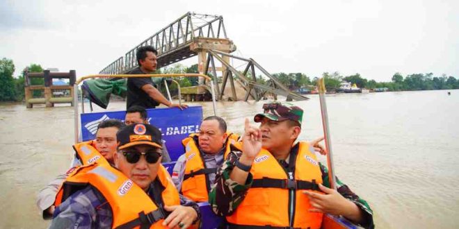 Pj Bupati Muba, Sandi Fahlepi meninjau Jembatan Lalan yang ambruk, Minggu (19/8/2024). Foto: Kominfo Muba.
