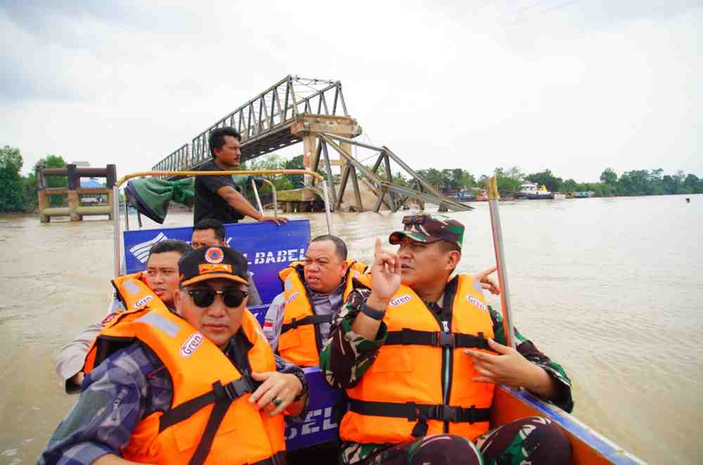 Pj Bupati Muba, Sandi Fahlepi meninjau Jembatan Lalan yang ambruk, Minggu (19/8/2024). Foto: Kominfo Muba.