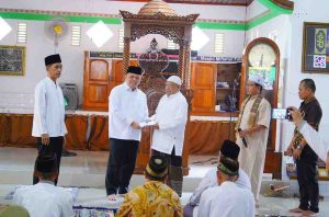 Pj Bupati Muba, H Sandi Fahlepi saat melangsungkan kegiatan rutin Safari Jum'at Pemkab Muba di Masjid Miftahul Desa Sukarami, Kecamatan Sekayu, Jumat (16/8/2024). Foto: Kominfo Muba.