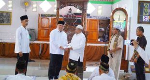 Pj Bupati Muba, H Sandi Fahlepi saat melangsungkan kegiatan rutin Safari Jum'at Pemkab Muba di Masjid Miftahul Desa Sukarami, Kecamatan Sekayu, Jumat (16/8/2024). Foto: Kominfo Muba.