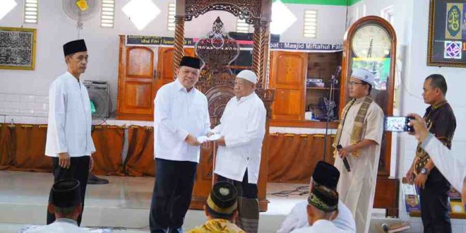 Pj Bupati Muba, H Sandi Fahlepi saat melangsungkan kegiatan rutin Safari Jum'at Pemkab Muba di Masjid Miftahul Desa Sukarami, Kecamatan Sekayu, Jumat (16/8/2024). Foto: Kominfo Muba.