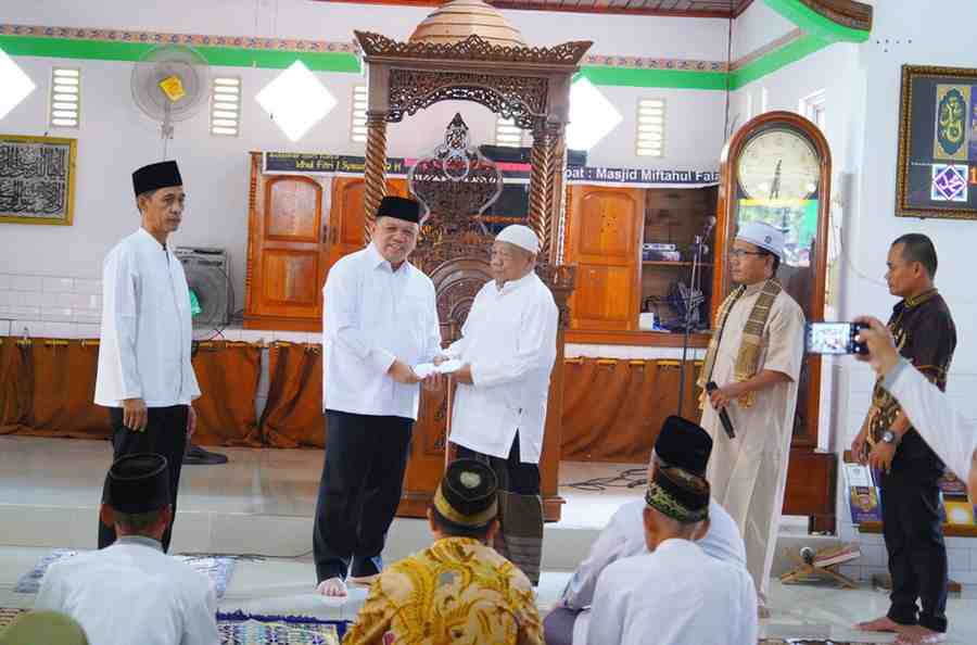 Pj Bupati Muba, H Sandi Fahlepi saat melangsungkan kegiatan rutin Safari Jum'at Pemkab Muba di Masjid Miftahul Desa Sukarami, Kecamatan Sekayu, Jumat (16/8/2024). Foto: Kominfo Muba.