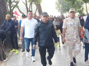 Pj Walikota Palembang, Damenta meninjau lokasi jalan santai di kawasa Kambang Iwak, yang dinilai sudah sangat padat oleh pedagang, Minggu (4/8/2024). Foto: Kominfo Palembang.