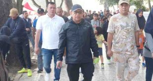 Pj Walikota Palembang, Damenta meninjau lokasi jalan santai di kawasa Kambang Iwak, yang dinilai sudah sangat padat oleh pedagang, Minggu (4/8/2024). Foto: Kominfo Palembang.