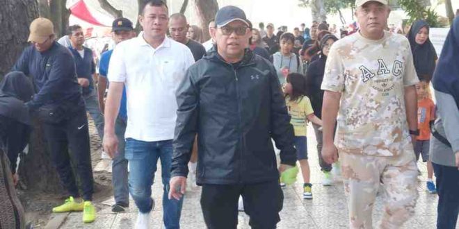 Pj Walikota Palembang, Damenta meninjau lokasi jalan santai di kawasa Kambang Iwak, yang dinilai sudah sangat padat oleh pedagang, Minggu (4/8/2024). Foto: Kominfo Palembang.