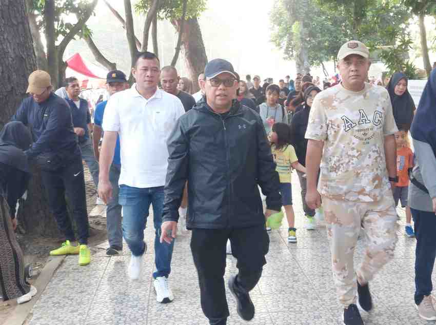 Pj Walikota Palembang, Damenta meninjau lokasi jalan santai di kawasa Kambang Iwak, yang dinilai sudah sangat padat oleh pedagang, Minggu (4/8/2024). Foto: Kominfo Palembang.