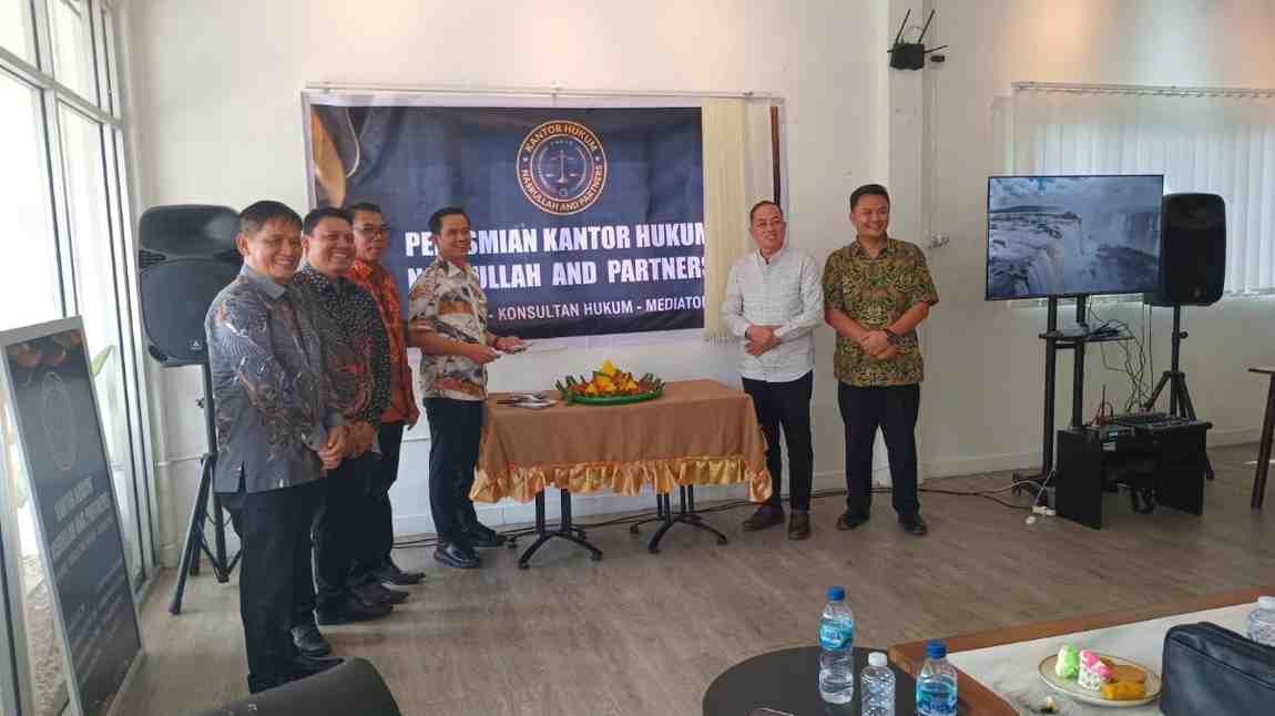Suasana pembukaan secara resmi Kantor Hukum Nasrullah & Rekan di Jalan MP Mangku Negara No.5, Palembang telpon: 0823-7120-1702, Jumat (16/8/2024). Foto: Dok Kantor Hukum Nasrullah, SH.