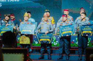 Kapolda Sumsel Irjen A Rachmad Wibowo berhasil menyabet penghargaan Kapolri sebagai Juara II pada ajang “Awarding Day Lomba Kreasi Setapak Perubahan Polri Tahun 2024” dalam rangka hari Bhayangkara ke 78 di The Tribrata Hotel Jakarta, Jumat malam (23/8/2024). Foto: Humas Polda Sumsel.
