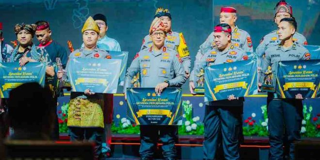 Kapolda Sumsel Irjen A Rachmad Wibowo berhasil menyabet penghargaan Kapolri sebagai Juara II pada ajang “Awarding Day Lomba Kreasi Setapak Perubahan Polri Tahun 2024” dalam rangka hari Bhayangkara ke 78 di The Tribrata Hotel Jakarta, Jumat malam (23/8/2024). Foto: Humas Polda Sumsel.