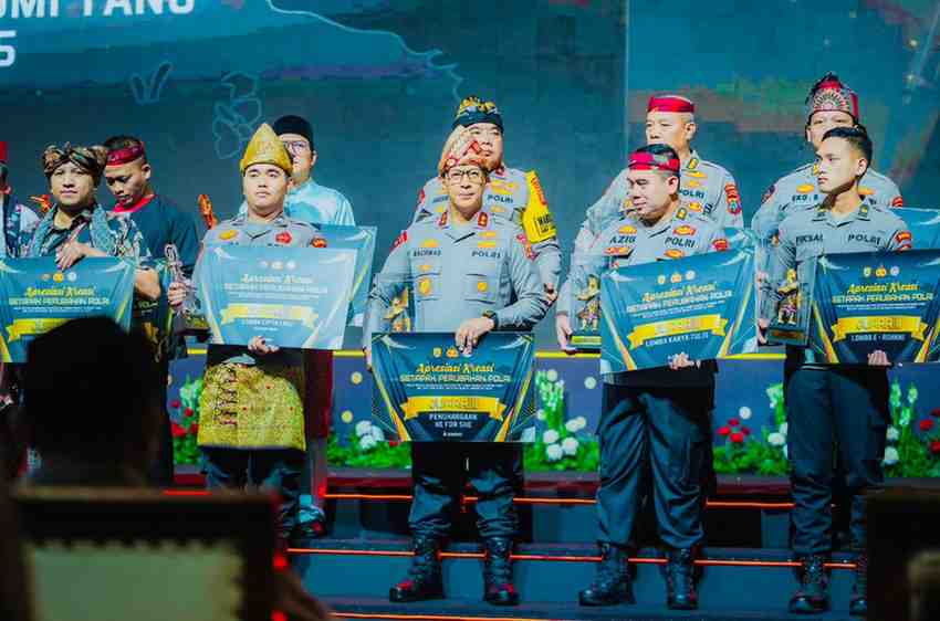 Kapolda Sumsel Irjen A Rachmad Wibowo berhasil menyabet penghargaan Kapolri sebagai Juara II pada ajang “Awarding Day Lomba Kreasi Setapak Perubahan Polri Tahun 2024” dalam rangka hari Bhayangkara ke 78 di The Tribrata Hotel Jakarta, Jumat malam (23/8/2024). Foto: Humas Polda Sumsel.