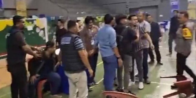 Sejumlah peserta kongres PMII di JSC Palembang sempat ricuh, yang videonya viral di medsos, Rabu (14/8/2024). Foto: screenshot medsos.