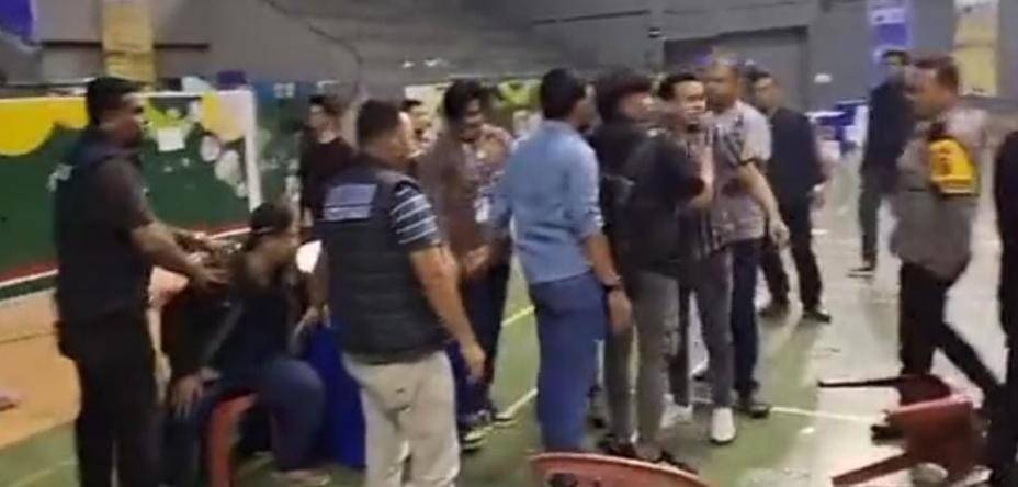 Sejumlah peserta kongres PMII di JSC Palembang sempat ricuh, yang videonya viral di medsos, Rabu (14/8/2024). Foto: screenshot medsos.