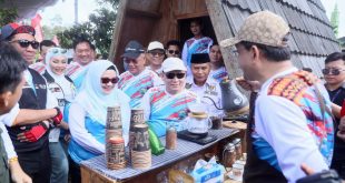 PJ Gubernur Sumsel, Elen Setiadi Closing Ceremony Sriwijaya Ranau Gran Fondo 2024  Danau Ranau, Kabupaten OKUS, Sabtu (10/8/2024). Foto: Humas Pemprov Sumsel.