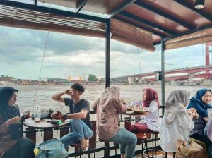 Sejumlah anak muda kini menjadikan Kopi16 Pro sebagai lokasi nongkrong dengan latar Ampera. Foto: Sumselheadline/Pitria.