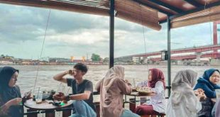 Sejumlah anak muda kini menjadikan Kopi16 Pro sebagai lokasi nongkrong dengan latar Ampera. Foto: Sumselheadline/Pitria.