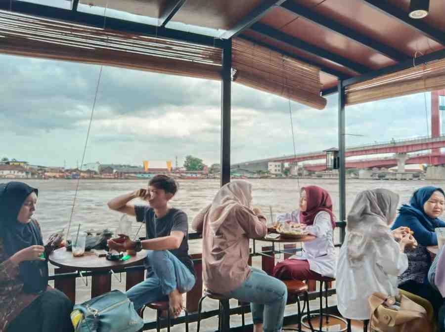 Sejumlah anak muda kini menjadikan Kopi16 Pro sebagai lokasi nongkrong dengan latar Ampera. Foto: Sumselheadline/Pitria.