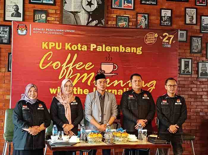 Ketua KPU Kota Palembang Syawaluddin usai coffe morning bersama wartawan, Kamis (15/8/2024). Foto: Sumselheadline/Pitria.