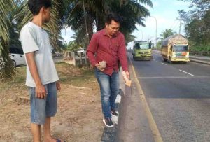 Polisi melaklukan olah TKP atas pengeroyokan sopir dan kernet, Senin (12/8/2024). Foto: Sumselheadline/Ela.