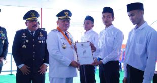 Pj Bupati Muba, Sandi Fahlepi secara simbolis memberikan surat remisi kepada sejumlah nara pidana Lapas Sekayu, Sabtu (17/8/2024). Foto: Kominfo Muba.