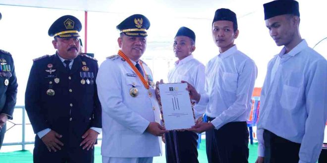Pj Bupati Muba, Sandi Fahlepi secara simbolis memberikan surat remisi kepada sejumlah nara pidana Lapas Sekayu, Sabtu (17/8/2024). Foto: Kominfo Muba.