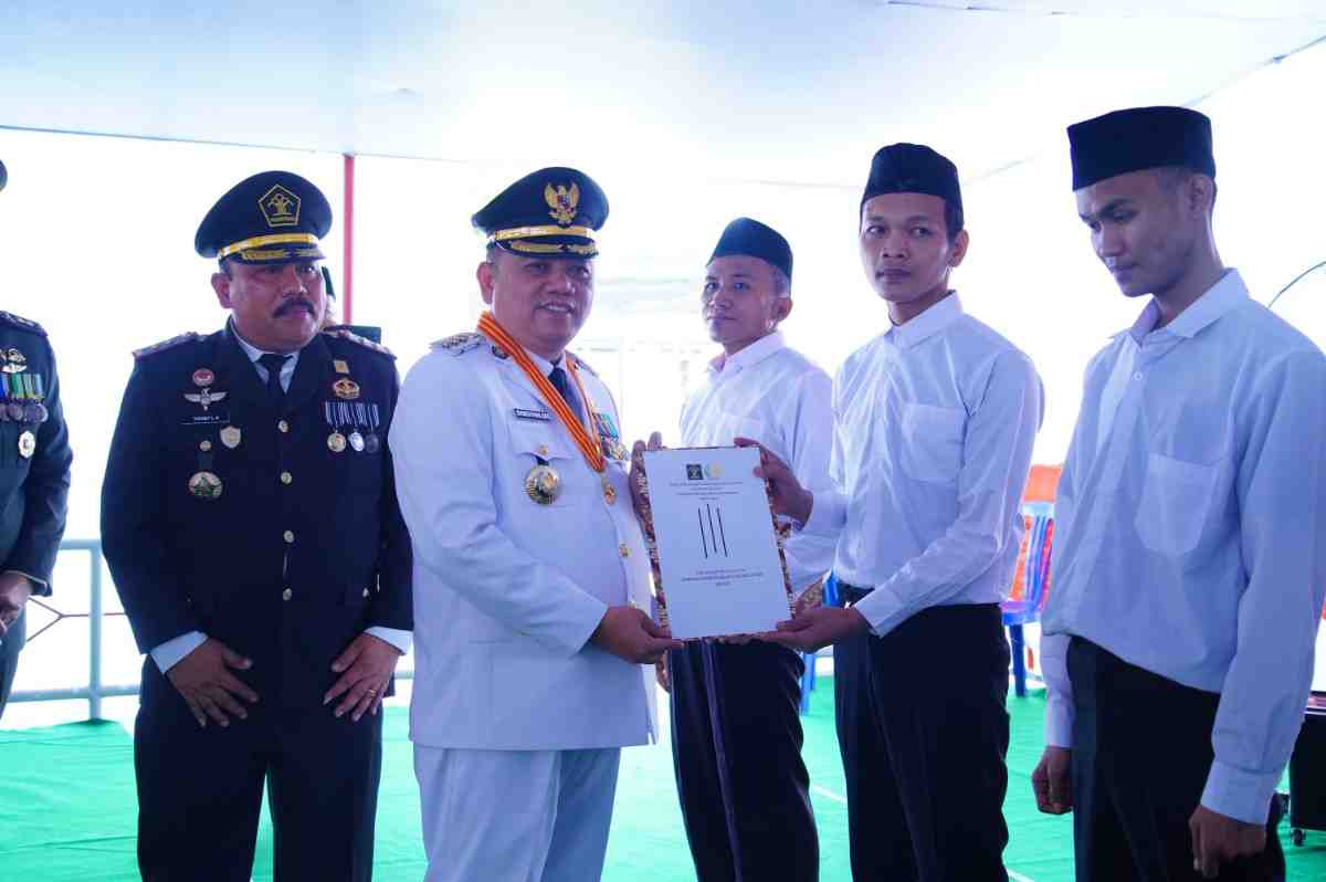 Pj Bupati Muba, Sandi Fahlepi secara simbolis memberikan surat remisi kepada sejumlah nara pidana Lapas Sekayu, Sabtu (17/8/2024). Foto: Kominfo Muba.