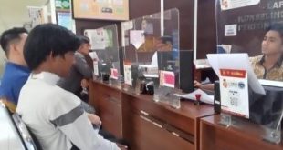 Achmad Fikri (28), seorang Satpam di Kota Palembang, melapor ke polisi karena lehernya nyaris putus akibat terjerat kabel jaringan internet, Rabu (7/8/2024). Foto: Sumselheadline/Ela.
